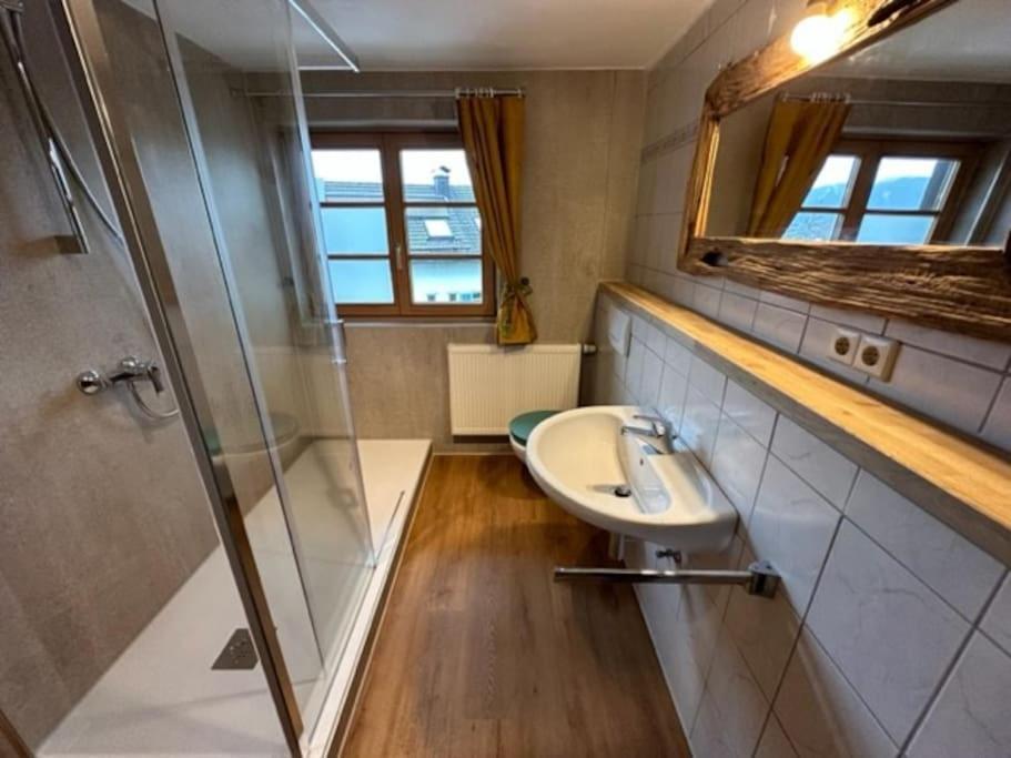 Charmante Farbenfrohe Wohnung Fuer Zwei Fischbachau Exterior foto