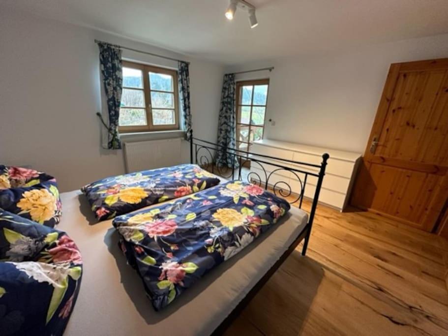 Charmante Farbenfrohe Wohnung Fuer Zwei Fischbachau Exterior foto